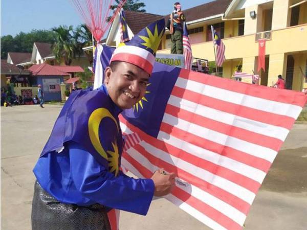 Mohd Alias menandatangani Jalur Gemilang yang dilepaskan di udara dan mengharapkan jika ada yang terjumpa boleh menuntut hadiah misteri di SK Sokor.