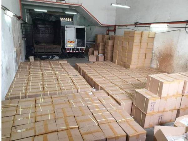 Rokok seludup yang dirampas dalam operasi di sebuah premis di Kajang.