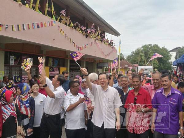 Guan Eng bersama murid-murid Sekolah Kebangsaan Sungai Puyu mengibarkan Jalur Gemilang sempena Karnival Merdeka dan Komuniti Bagan sempena Bulan Kebangsaan yang diadakan pagi tadi.