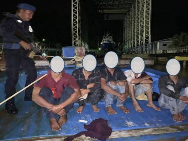 Warga Vietnam yang ditahan ketika Op Pensura Khas di kawasan perairan Pulau Langkayan.