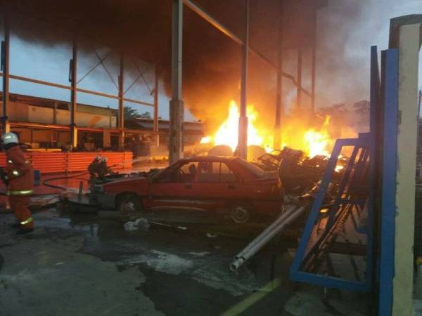 Stor simpan kabel elektrik terbakar