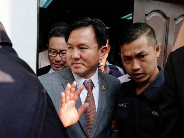 Pengerusi Jawatankuasa Perumahan, Kerajaan Tempatan, Pengangkutan Awam, Hal Ehwal Bukan Islam dan Kampung Baharu Perak, Paul Yong Choo Kiong keluar dari mahkamah selepas pendakwaan terhadapnya atas tuduhan merogol pembantu rumahnya warga Indonesia di Mahkamah Sesyen, kelmarin. - Foto Bernama