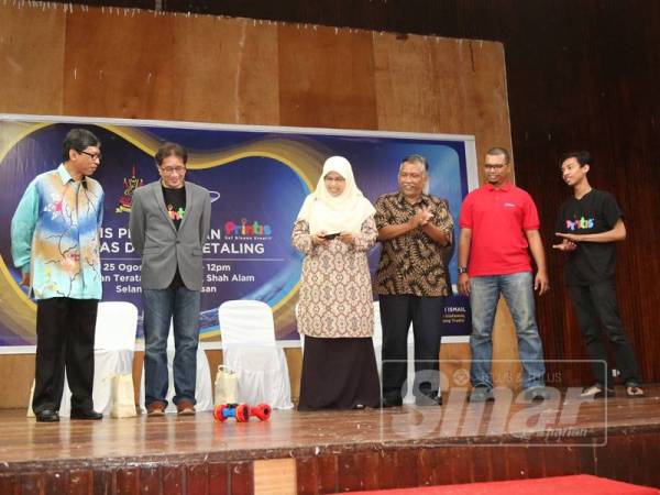 Rodziah(tiga,kiri) ketika gimik pelancaran ‘Printis’ Kemas daerah Petaling di Dewan Teratai, Seksyen 19.