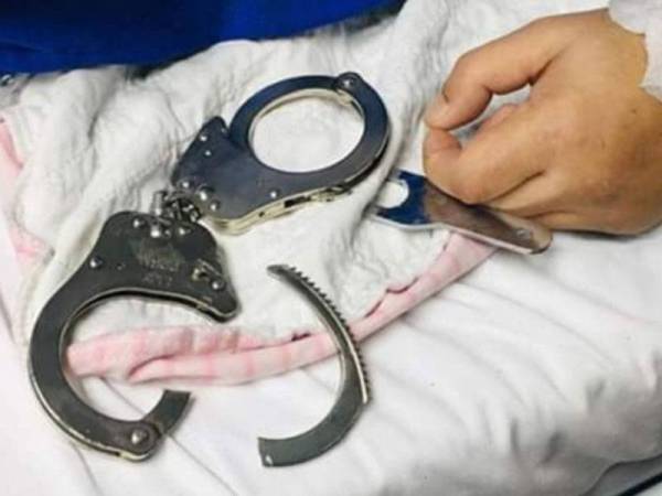 Gari yang berjaya dipotong oleh anggota bomba. - Foto: BOMBA