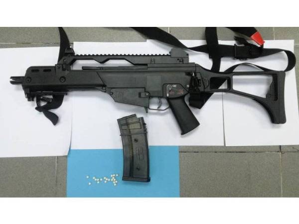 Senjata tiruan milik suspek yang dirampas polis. - Foto polis