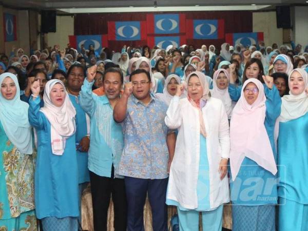 Amirudin (tengah) bergambar beramai-ramai bersama Wanita PKR Selangor ketika hadir Mesyuarat Wanita Cabang Selangor di Hotel Carlton, hari ini.