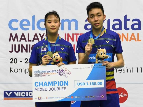 Pasangan beregu campuran negara Roy King Yap dan Gan Jing Err muncul juara selepas menewaskan pasangan dari Indonesia Ghana Muhammad Al Ilham dan Berliona Alma Pradisa pada Kejohanan Badminton Junior Terbuka Antarabangsa 2019 di sini hari ini.- Foto Bernama