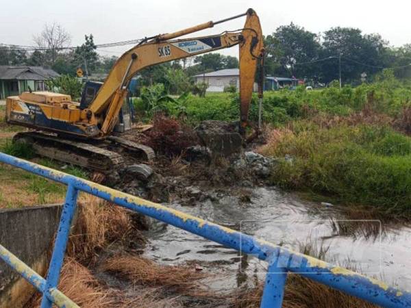 Usaha mewujudkan fire break (parit berair) bagi mengelak api merebak.