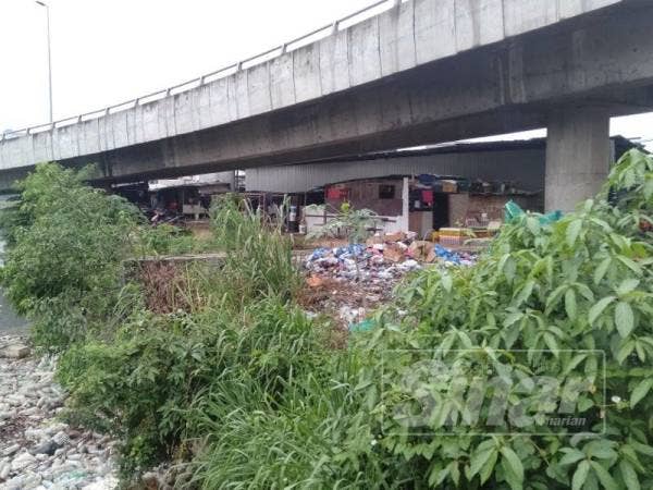Terdapat juga penempatan rumah kongsi bersebelahan sungai terbabit.