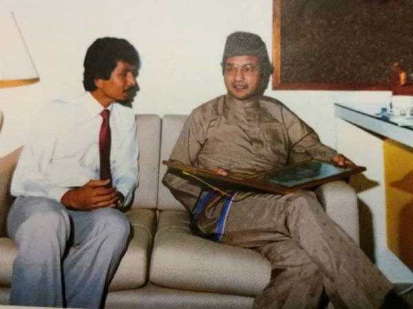 Perdana menteri sekarang ini Tun Dr Mahathir Mohamad (kanan) sangat berminat dan memberikan fokus beliau terhadap kerja membaikpulih Carcosa pada 1989.

