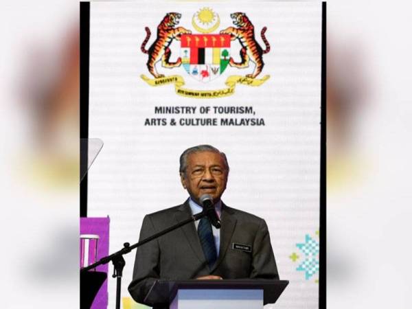 Perdana Menteri Tun Dr Mahathir Mohamad menyampaikan ucaptama pada 'Persidangan Pelancongan Sedunia 2019' hari ini. - Foto Bernama