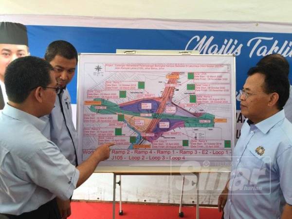 Dr Sahruddin mendengar penerangan disampaikan Ketua Eksekutif Pihak Berkuasa Wilayah Pembangunan Iskandar (IRDA), Datuk Ismail Ibrahim mengenai Kempas Interchange.
