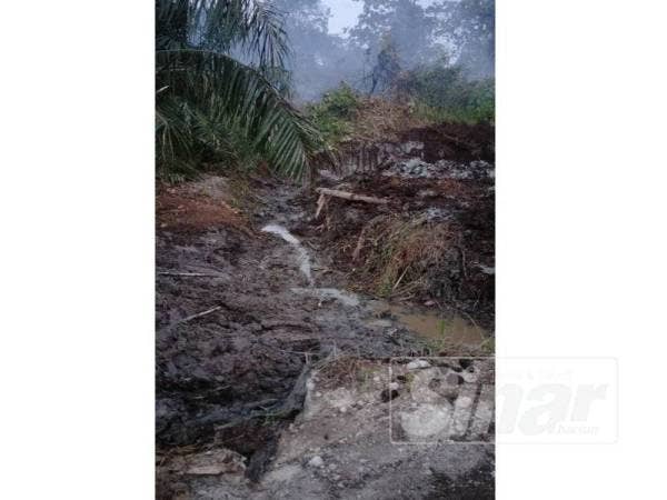 Parit dibuat di sekeliling kawasan kebakaran bagi menghalang api merebak.