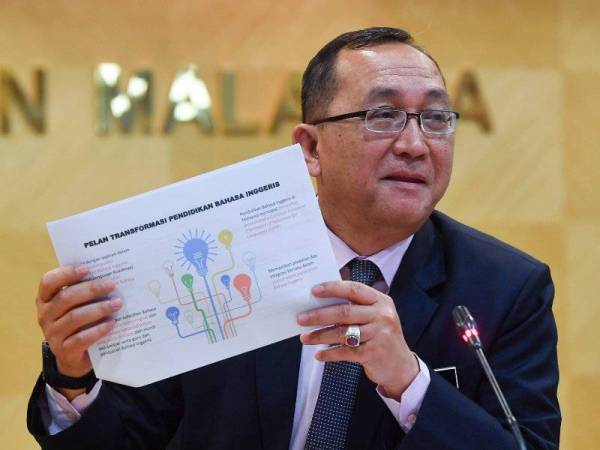 Dr Amin menyampaikan taklimat di Kementerian Pelajaran hari ini berkenaan usaha sama Kementerian Pendidikan dan Cambridge English untuk meningkatkan pendidikan Bahasa Inggeris di Malaysia. - Foto Bernama