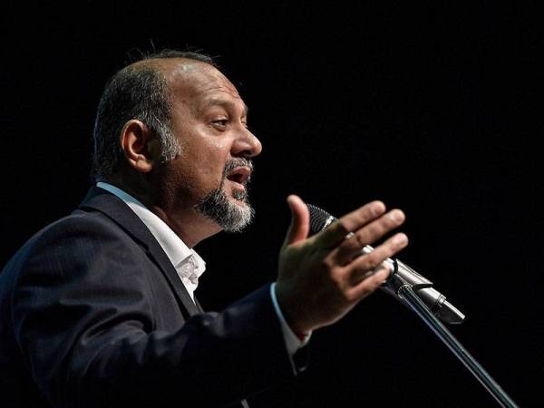 Gobind menyampaikan ucapan pada pada sesi townhall Perbadanan Kemajuan Filem Malaysia (Finas) bersama penggiat industri filem di Studio Sound Stage, Finas hari ini. - Foto: BERNAMA