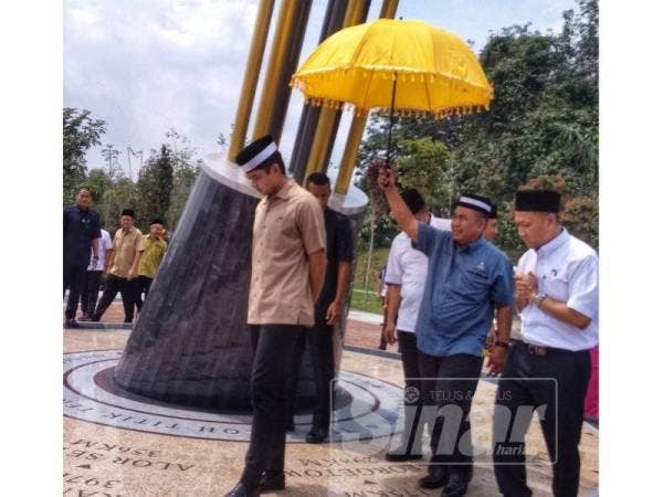 Tengku Hassanal meninjau Monumen Ikonik TTTS yang turut dibina di tapak projek tersebut.