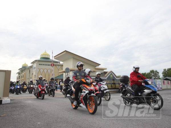 Syeikh Zakaria (kanan) mengetuai Konvoi Kembara Merdeka 350 tahun Zakat Kedah keluar dari pekarangan Maahad Dini selepas melawat kawasan tersebut di Alor Setar hari ini.