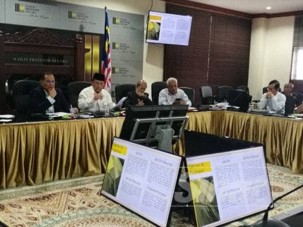 Barisan ahli akademik yang hadir pada Mesyuarat Pra Kongres Profesor Negara ketiga di MPN Kajang hari ini.