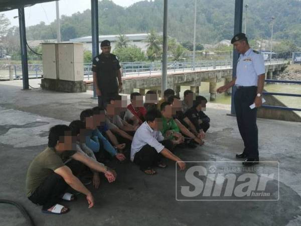 Rashidilhadi menyoal siasat 14 nelayan warga Vietnam yang tiba di Jeti Zon Maritim Kemaman hari ini.