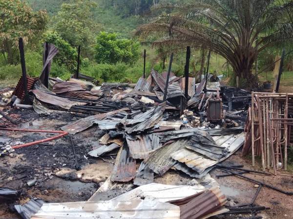 Sebuah rumah yang musnah dalam kebakaran di Kampung Baru Belenggu di sini hari ini.