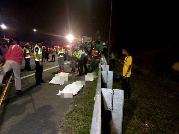 Mangsa disahkan maut ialah penunggang dan pembonceng motosikal serta pemandu trelar membawa LPG. Foto: Ihsan PDRM