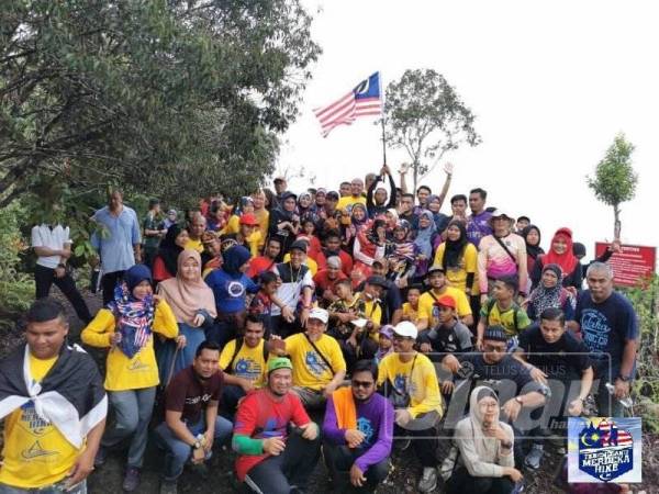 Peserta bersorak riang ketika berjaya tiba di atas Bukit Harimau Menangis sempena Terengganu Merdeka Hike 2019.