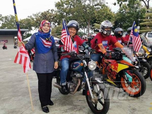 Halimaton Shaadiah sempat bergambar bersama salah seorang peserta konvoi.