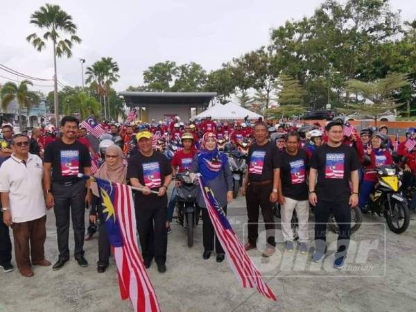 Amiruddin (empat dari kiri) menyempurnakan pelepasan peserta konvoi di Dataran Darulaman di sini.