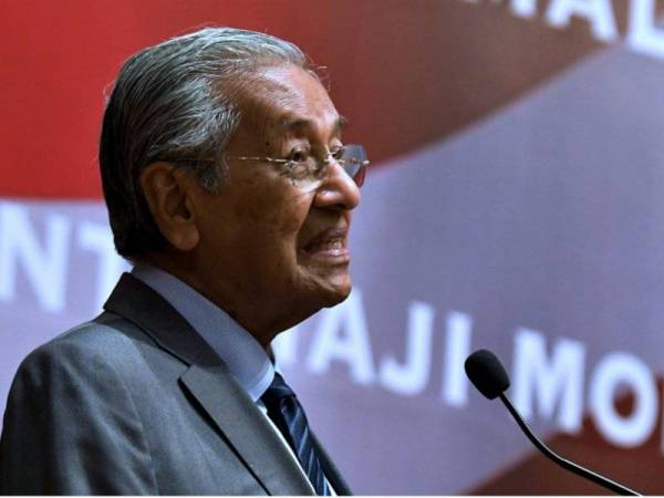 Perdana Menteri Tun Dr Mahathir Mohamad menyampaikan ucapan semasa menghadiri majlis makan malam bersama diaspora Malaysia di Vietnam malam ini.
Dr Mahathir berada di Hanoi Vietnam bagi mengadakan lawatan rasmi selama tiga hari. - Foto Bernama