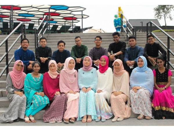 Pelajar perempuan dari Sekolah Menengah Kebangsaan (SMK) Seksyen 24, Shah Alam apabila meniru gaya Permaisuri bertudung dalam foto kelas mereka. - Foto TWITTER SARAH MISHA 