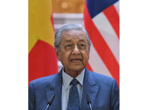 Perdana Menteri Tun Dr Mahathir Mohamad ketika mengadakan sidang media bersama Perdana Menteri Vietnam Nguyen Xuan Phuc selepas sambutan rasmi di Istana Presiden hari ini. - Foto Bernama