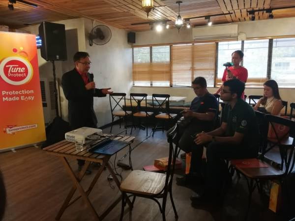 WILLIAM (kiri) memberi penjelasan lebih terperinci mengenai PAYD kepada media.