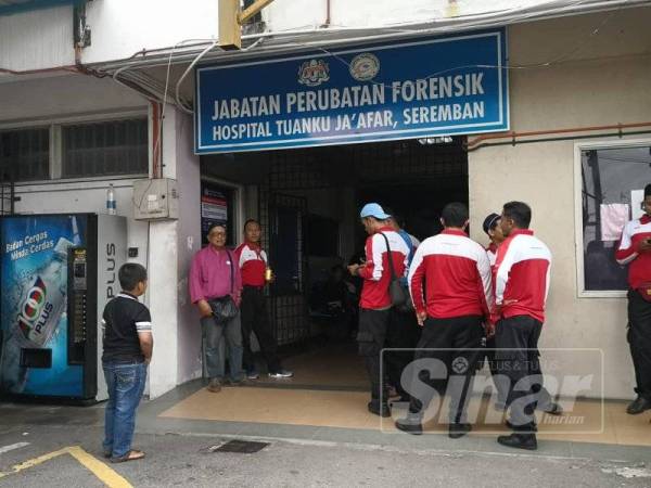 Rakan arwah berkumpul di Jabatan Perubatan Forensik Hospital Tuanku Jaafar, di sini hari ini.