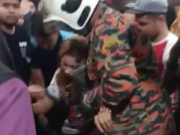 Anggota bomba mengeluarkan 25 mangsa yang terperangkap di dalam lif dalam kejadian, pagi semalam.- Foto: IHSAN BOMBA