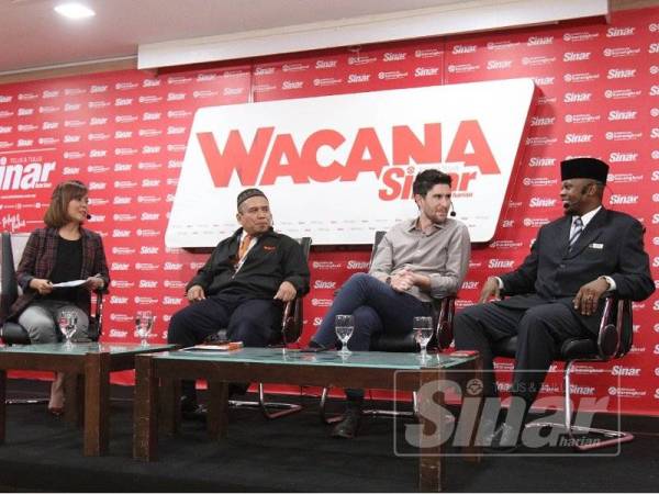 Prof Madya Dr Setyawan Widyarto (dua dari kiri) bersama ahli panel yang lain dalam Wacana Sinar Harian ke-122 bertajuk 'Malaysia Dari Kaca Mata Mereka' yang berlangsung hari ini. -Foto Sinar Harian ASRIL ASWANDI SHUKOR