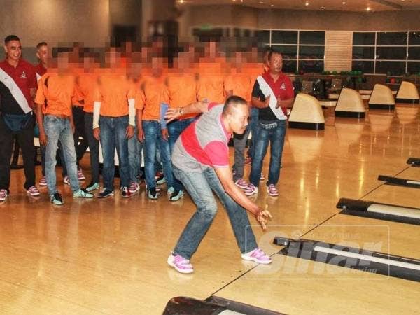 Mohd Huzaimi memulakan balingan pertama sebagai simbolik perasmian pertandingan boling yang melibatkan 19 ODP, kakitangan Pejabat Parol Daerah Temerloh, majikan dan orang awam.