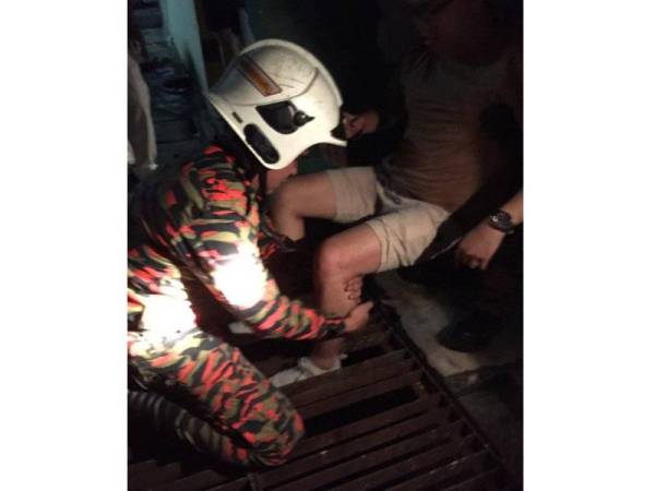 Pasukan bomba dan penyelamat terpaksa dihubungi bagi mengeluarkan kaki mangsa yang tersepit jeriji besi longkang di USJ11/3 malam tadi.