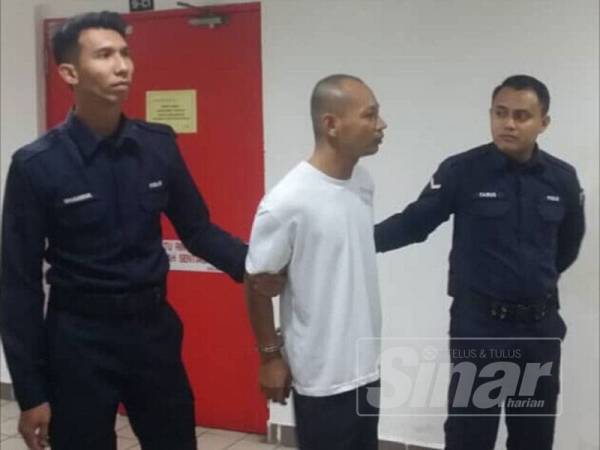 Tertuduh, Mohd Hafiz (tengah) dijatuhi hukuman gantung sampai mati selepas didapati bersalah membunuh abang kekasihnya tiga tahun lalu.