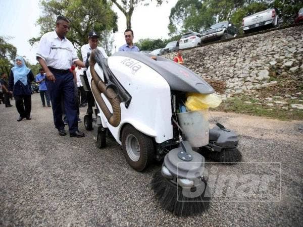 Abdul Rahim mencuba membawa jentera itala untuk membersihkan sampah ketika gimik perasmian Program Pelancaran Pasukan Khas di Taman Bandar, Indera Mahkota, di sini hari ini.