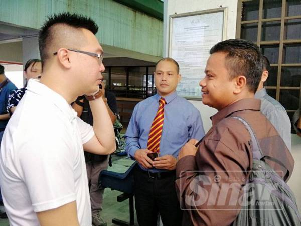 Wakil pemilik premis Lee Eng Kuan, 36, (kiri) keluar dari Mahkamah Majistret Ipoh selepas diperintahkan menutup serta merta perniagaan perabotnya kerana gagal mematuhi notis menghapuskan bahaya kebakaran dikeluarkan JBPM Perak pada 19 April lalu.