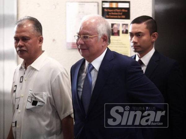 Bekas Perdana Menteri, Datuk Seri Najib Razak hadir ke Mahkamah Tinggi Jenayah 1 bagi hari pertama perbicaraan kes 1MDB di Mahkamah Tinggi Kuala Lumpur di sini hari ini. - Foto ZAHID IZZANI