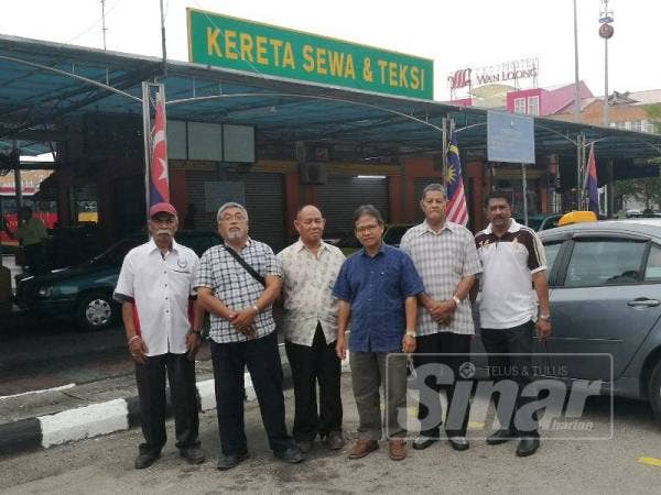 Mahmood (tiga dari kanan) bimbang rezeki terjejas selepas penutupan sementara Terminal Feri Kukup berkuat kuasa 1 September ini.