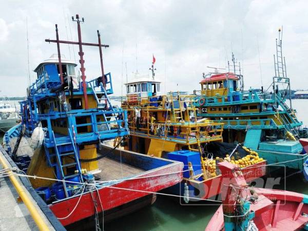 Bot nelayan pukat jerut yang ditahan PPM Pelabuhan Klang.