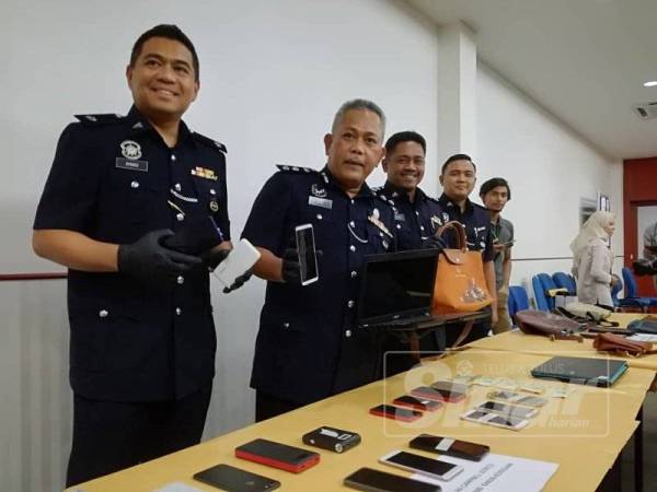 Mohd Said (dua dari kiri) menunjukkan barangan curi yang berjaya dirampas daripada suspek.