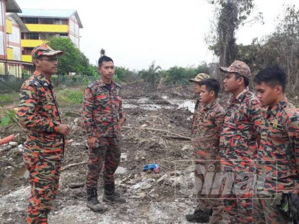 Mohd Faizul (kiri) memberi penerangan operasi kepada anggota yang terlibat.