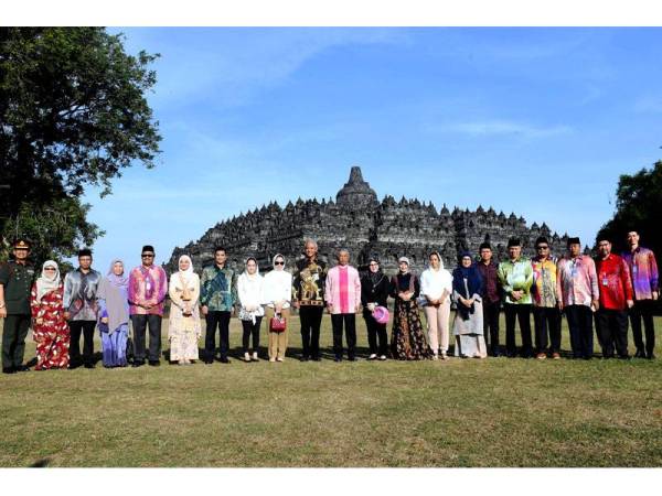 Yang di-Pertuan Agong Al-Sultan Abdullah Riصayatuddin Al-Mustafa Billah Shah dan Raja Permaisuri Agong Tunku Hajah Azizah Aminah Maimunah Iskandariah berkenan bergambar bersama delegasi Malaysia ketika mengadakan lawatan ke Candi Borobudur di sini. - Foto BERNAMA
