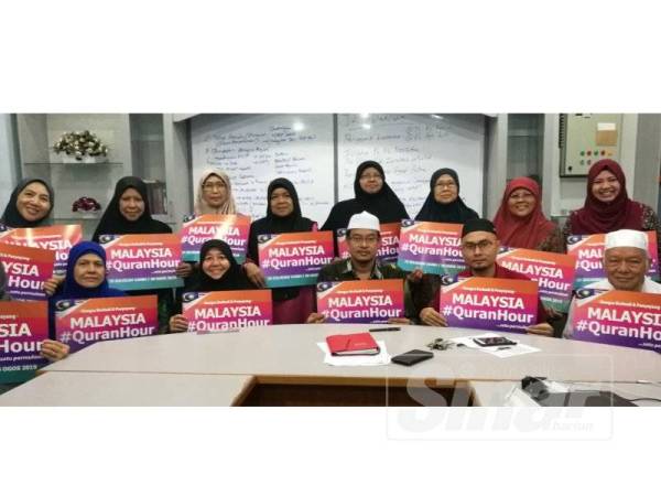 Noor Mazlina (empat dari kanan) bersama jawatankuasa penganjuran Malaysia #QuranHour hari ini.