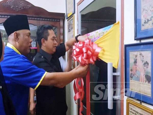 Dr Md Farid merasmikan bilik mesyuarat milik KRT Gong Baru.