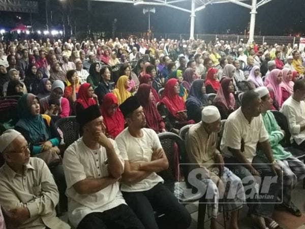 Orang ramai yang menghadiri program Ceramah Penyatuan Ummah 4 Ketua Pemuda malam tadi.