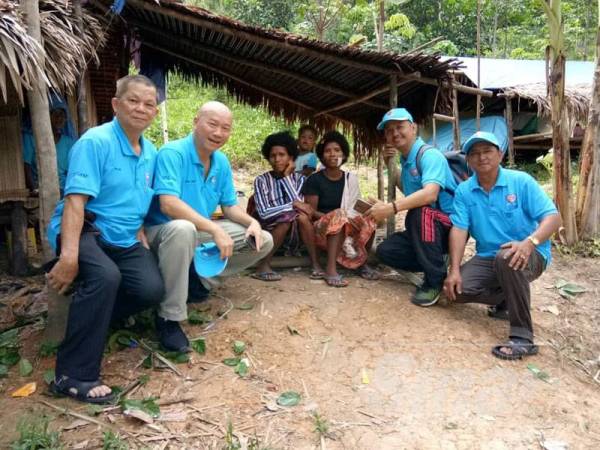 Tiong Lam bersama rombongannya turut melawat rumah tradisional orang asli Kuala Koh.